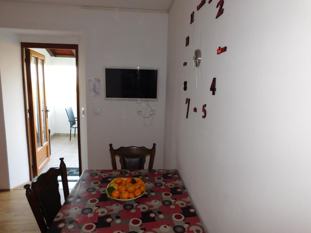 Apartments Leo Janjina Екстер'єр фото
