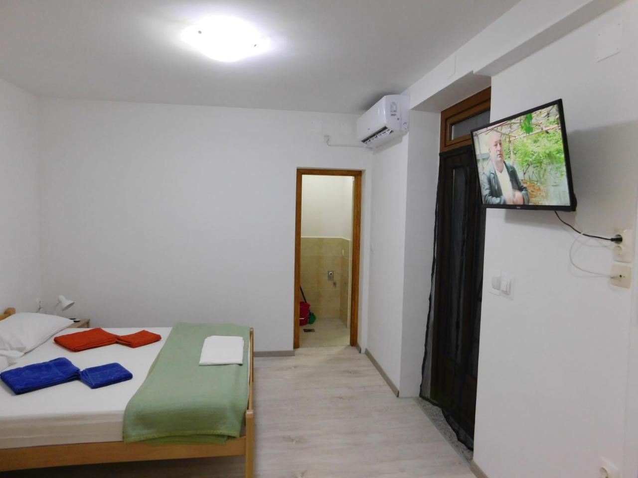 Apartments Leo Janjina Екстер'єр фото