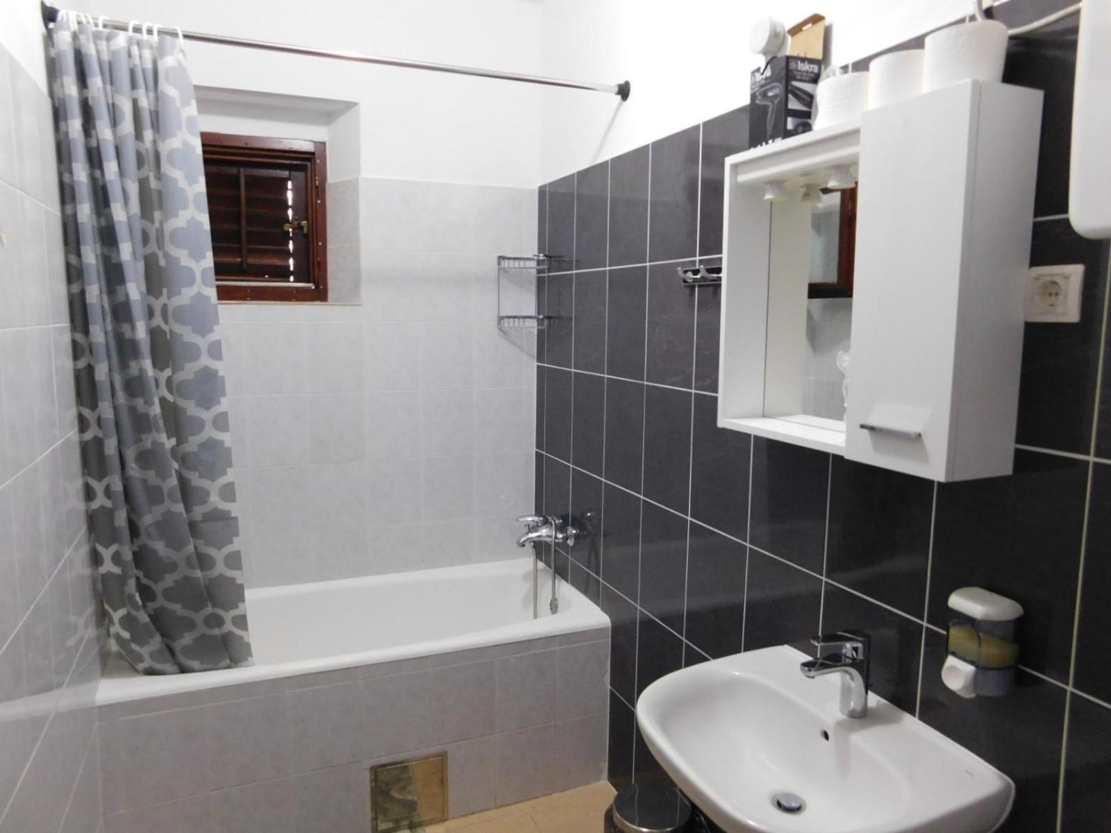 Apartments Leo Janjina Екстер'єр фото