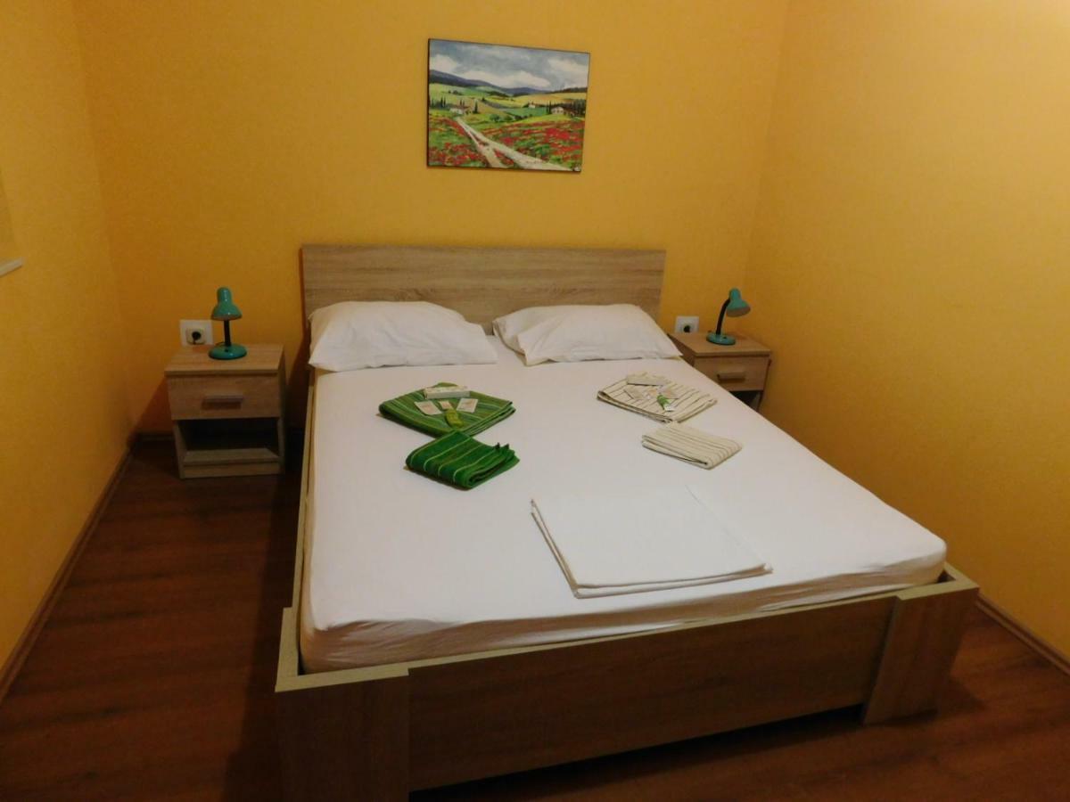 Apartments Leo Janjina Екстер'єр фото