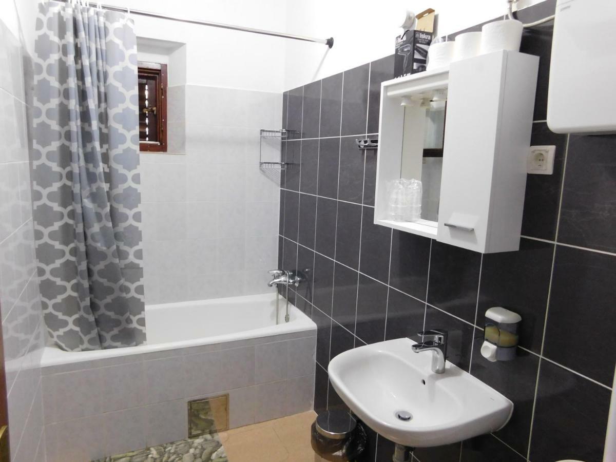 Apartments Leo Janjina Екстер'єр фото