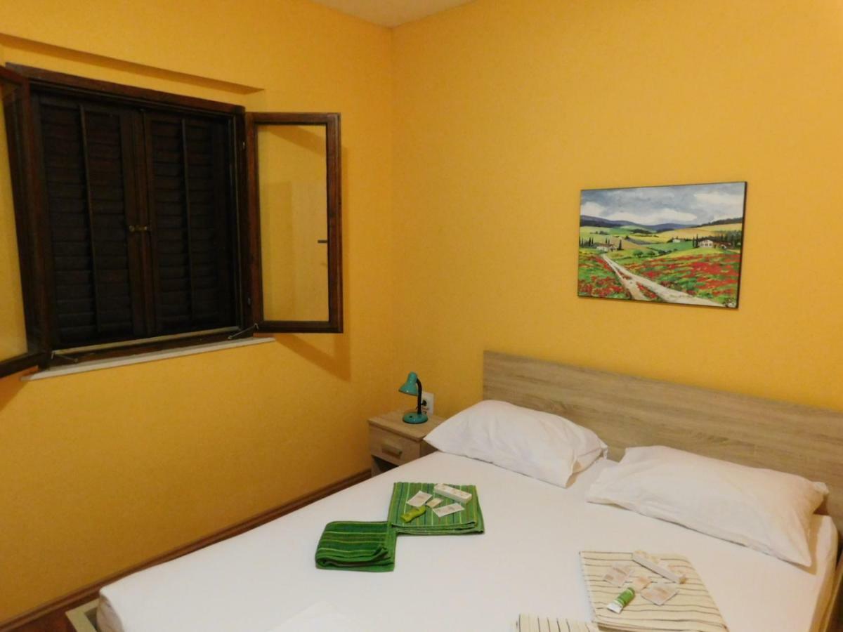 Apartments Leo Janjina Екстер'єр фото